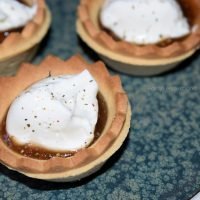 tartaletas de mermelada con queso crema. Canapé frío para comer con las manos