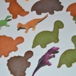 galletas en forma de dinosaurios de colores. galletas de mantequilla