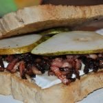 sándwich caliente de pera, queso brie y beicon crujiente