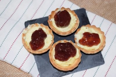 tartaletas de brandada de bacalao y mermelada. Canapé frío para comer con las manos