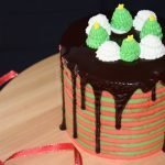 tarta de vainilla para navidad con rayas verdes y rojas