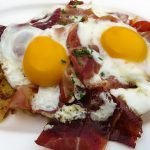 huevos rotos con jamón serrano y patata panadera