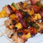 brocheta credo y piña con salsa bbq