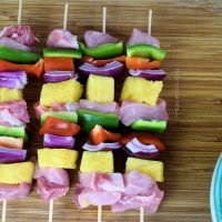brocheta credo y piña con salsa bbq