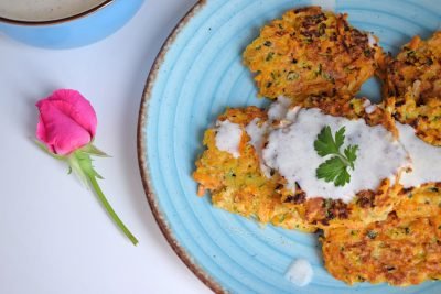 Tortitas o buñuelos de calabacín y boniato con salsa de kéfir