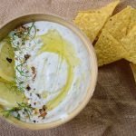 Cremoso de queso feta con hierbas aromáticas – dip fácil