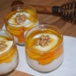 mousse de yogur griego con miel y nueces