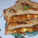 Sándwich de queso gruyere con cebolla caramelizada y mostaza