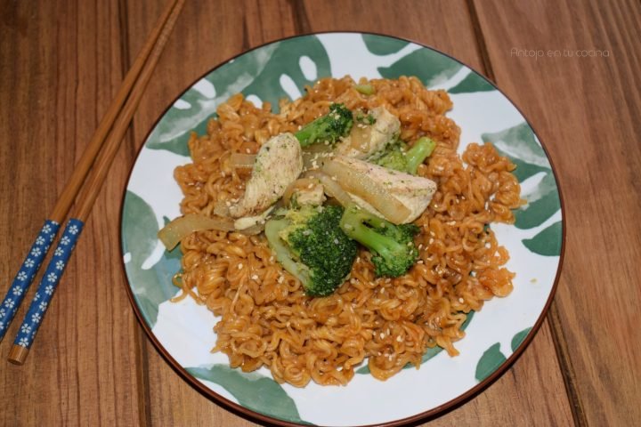 Noodles con pollo y brócoli salteados