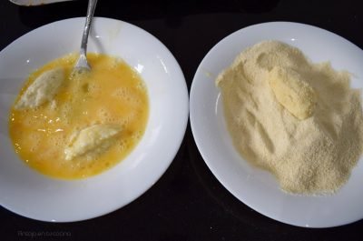 pasar las croquetas de bacalao por huevo y pan rallado