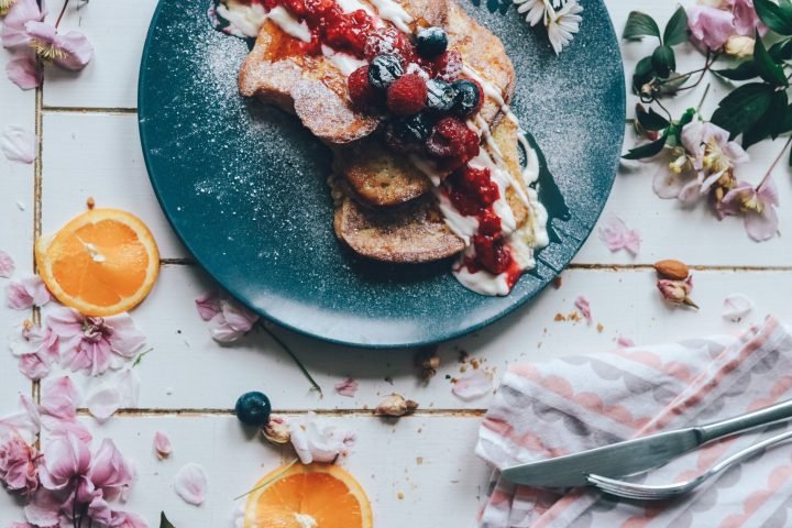 tostadas francesas con crema y frutos rojos