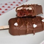 Falsos helados de bizcocho Red Velvet (Paletas heladas de pastel)
