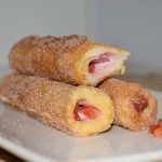 Torrijas enrolladas rellenas de tarta de queso y fresas