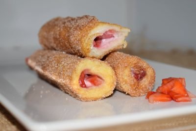 Torrijas enrolladas rellenas de queso y fresas. FÁCIL con pan de molde