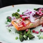 salmon con esparragos y granada