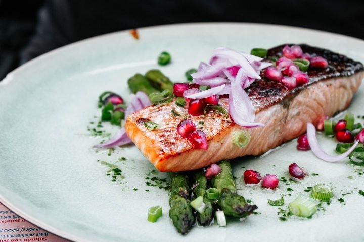 salmon con esparragos y granada