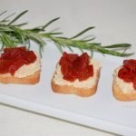 Canapés fríos de brandada de bacalao y pimientos de piquillo caramelizados