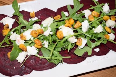 Carpaccio de remolacha o betabel con rúcula, queso de cabra y kikos
