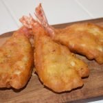 Gambas rebozadas estilo chino. Colas abiertas fritas en gabardina ¡Crujientes y sabrosas!