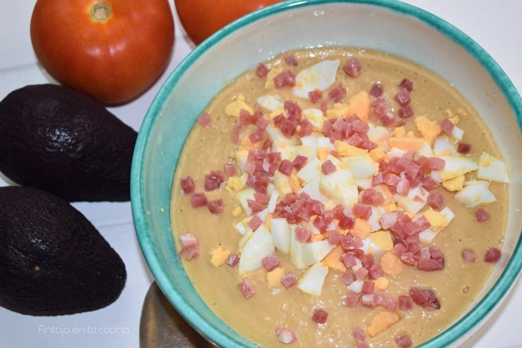 Salmorejo fácil sin pan. Sopa fría de tomate y aguacate
