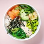 poke bol fácil y sano muy colorido con salmón, wakame y arroz