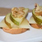 CANAPÉS FRÍOS de Queso curado, Pera, Miel y Nueces