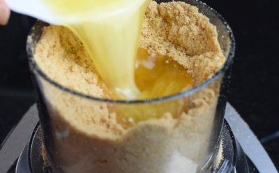 mezclar galletas picas con mantequilla derretida con un procesador de alimentos