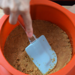 colocar las galletas picadas con mantequilla en el fondo del molde desmontable