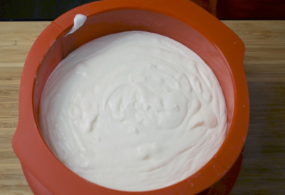colocar la masa de la tarta de coco en un molde desmontable