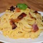 Pasta con auténtica salsa carbonara de calabaza