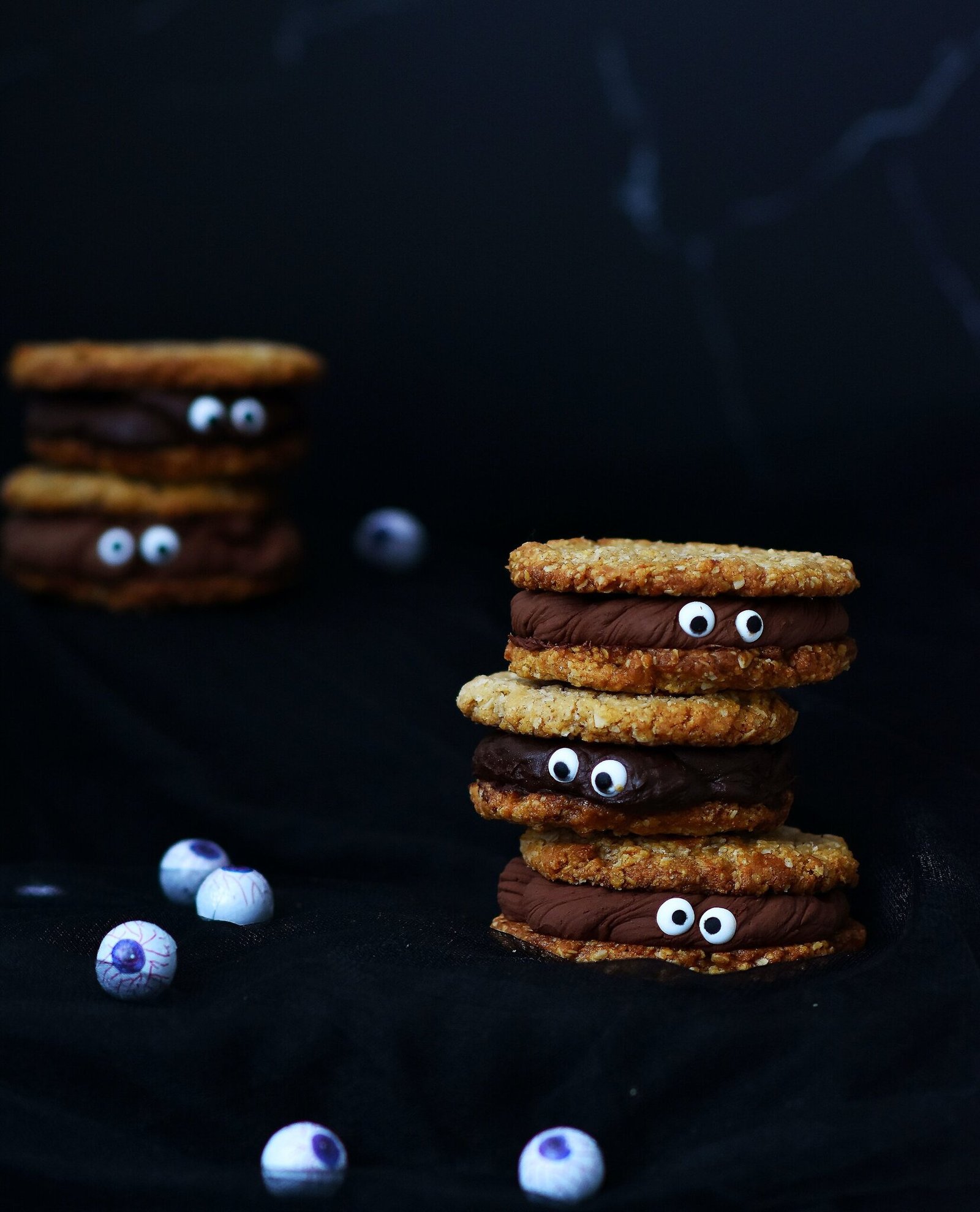 Galletas decoradas con ojos comestibles de caramelos de colores