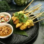 Brochetas de pollo marinadas con mostaza
