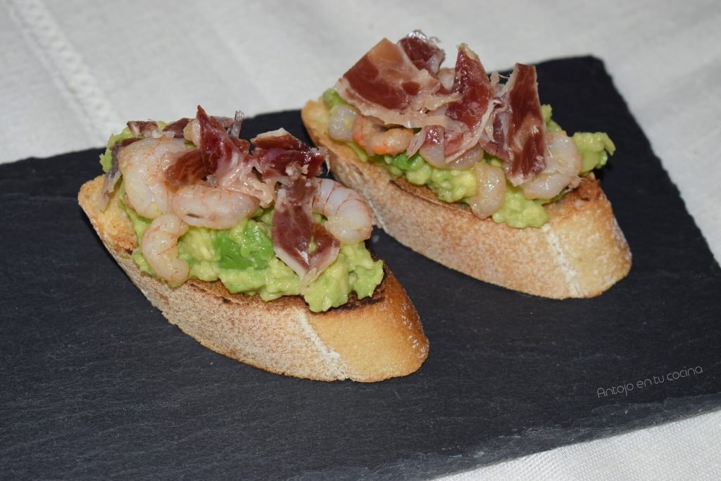 Tapa o montadito de jamón serrano y aguacate