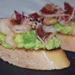 Tapa o montadito de jamón serrano y aguacate