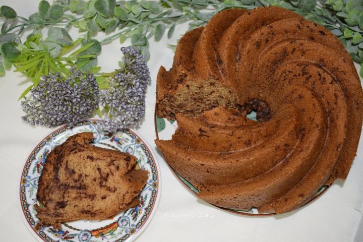 Bizcocho esponjoso de té negro con pepitas de chocolate