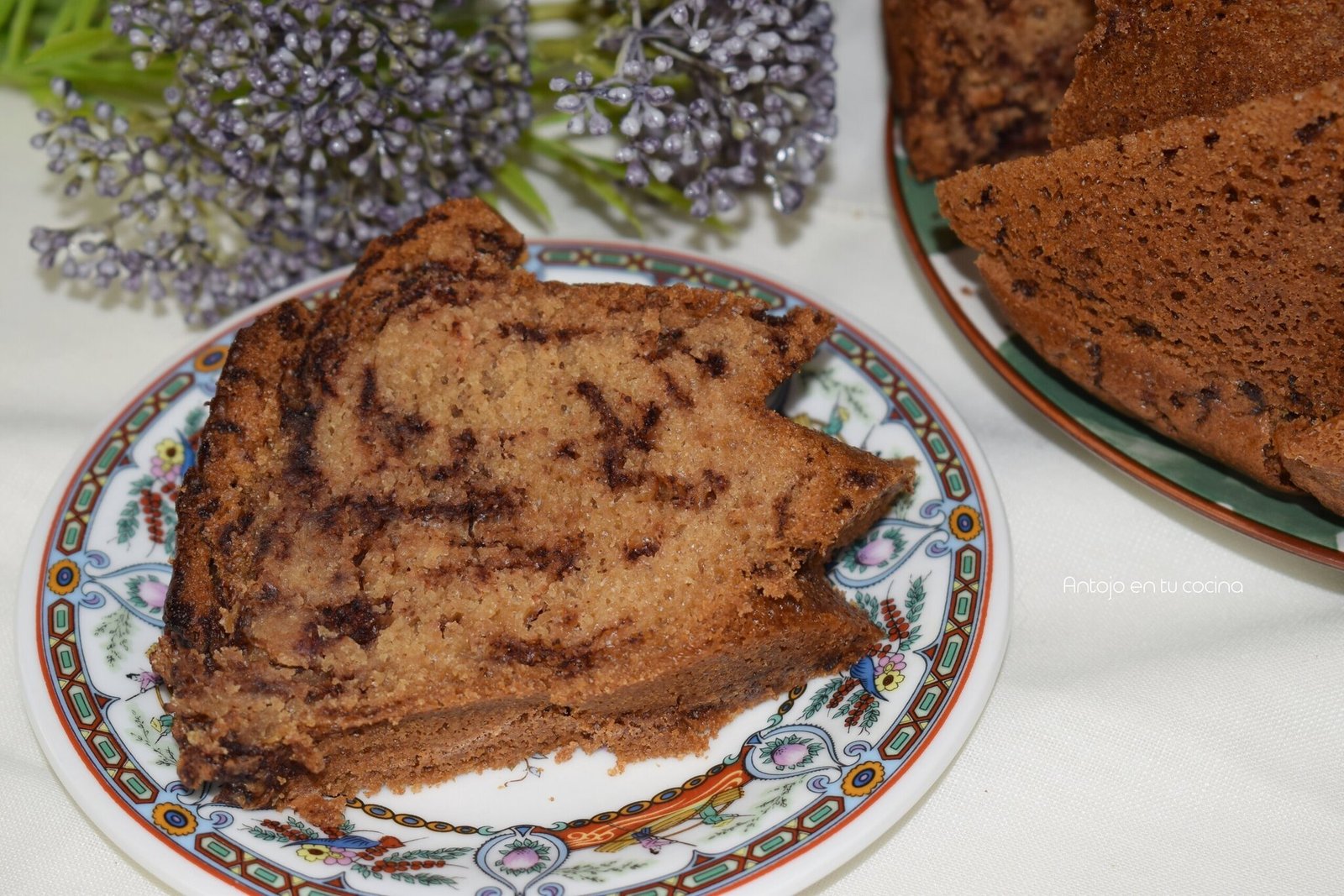 Bizcocho esponjoso de té negro con pepitas de chocolate
