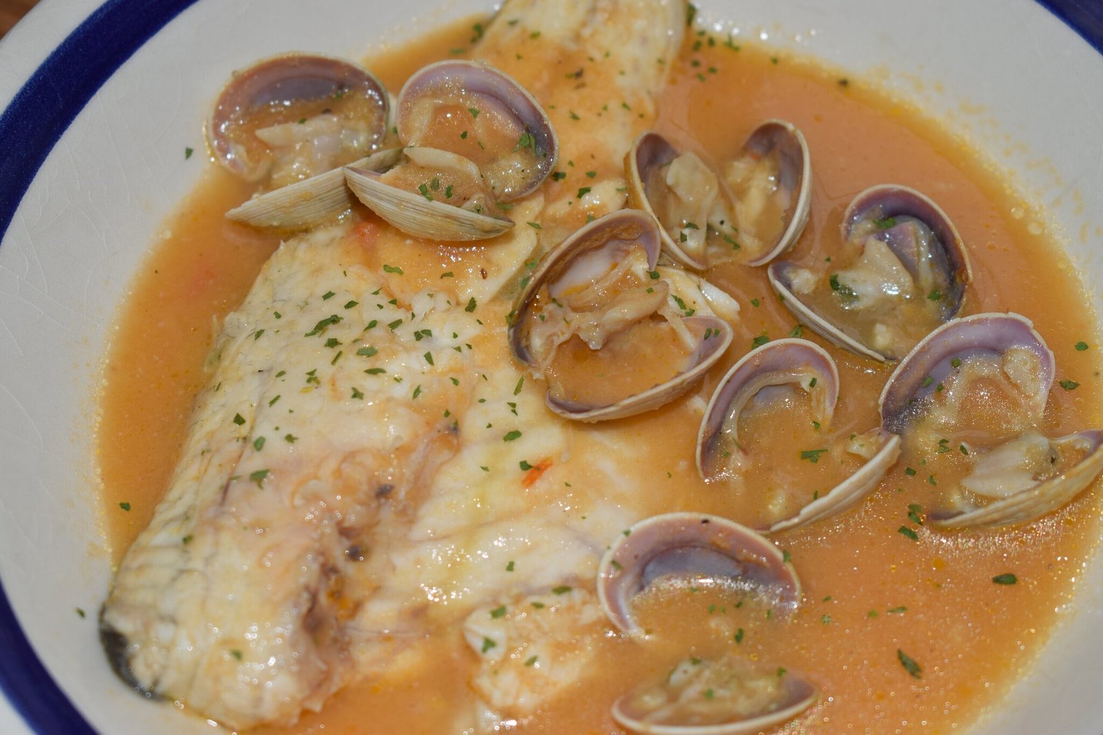 Lubina a la sidra con manzana y almejas