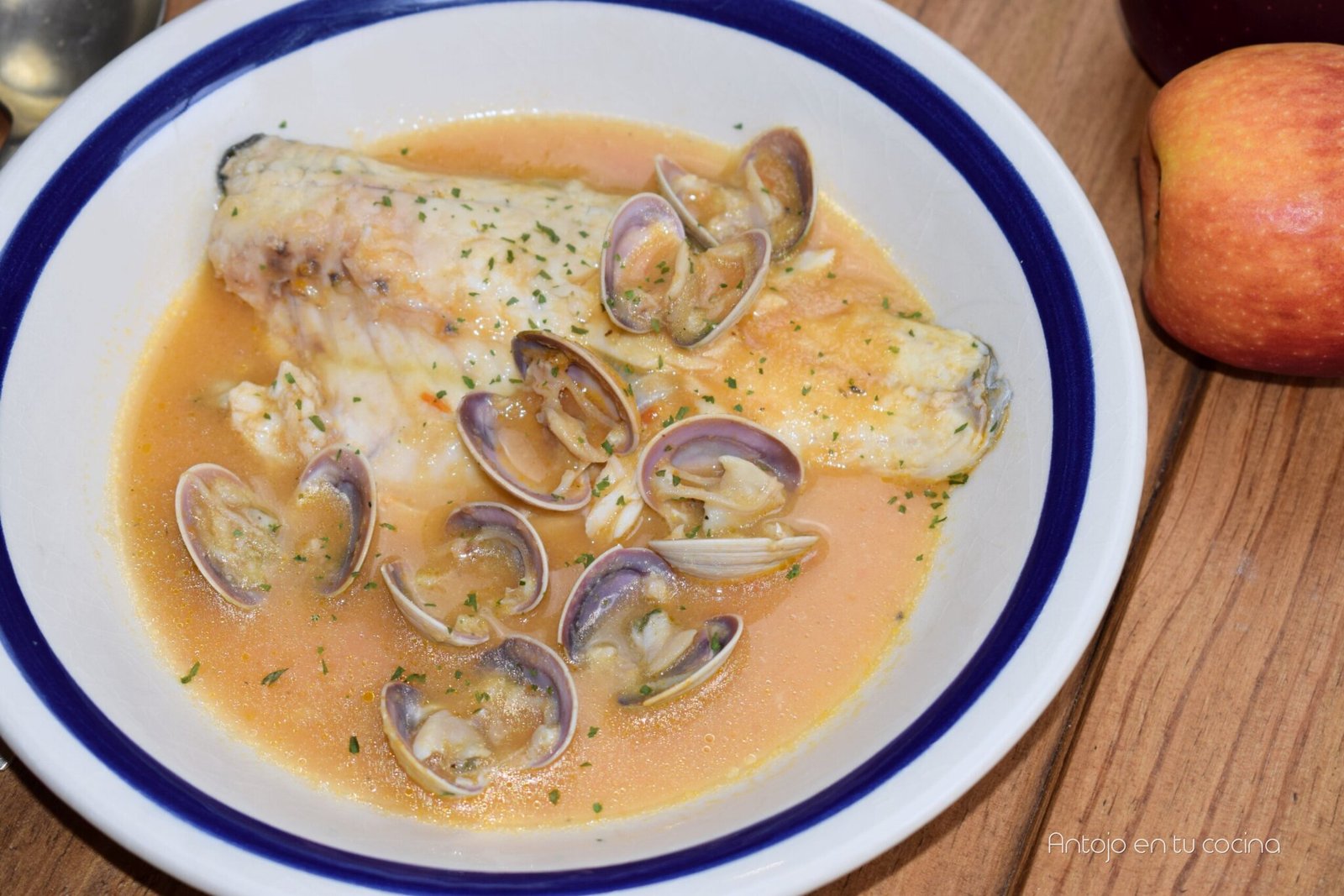 Lubina a la sidra con manzana y almejas