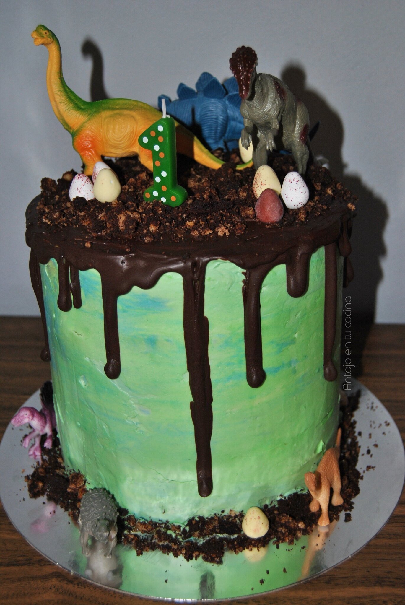 Tarta de plátano y chocolate rellena de toffee. Tarta de dinosaurios