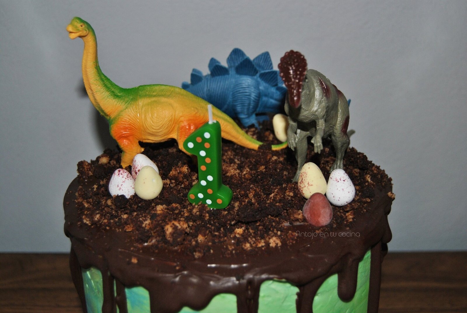 Tarta de plátano y chocolate rellena de toffee. Tarta de dinosaurios