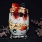 Parfait o copa de granola con yogur y fruta, desayuno fácil y sano