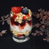Parfait o copa de granola con yogur y fruta, desayuno fácil y sano