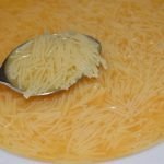 Sopa de fideos con caldo de pollo y verduras casero, receta de la abuela