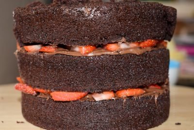 Tarta de chocolate rellena de crema de cacao y fresas