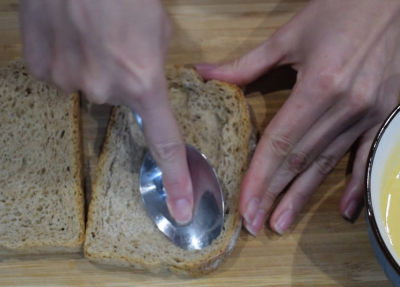 chafar una rebanada de pan con una cuchara