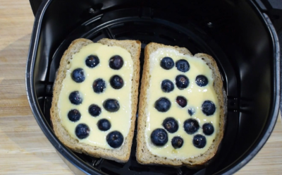 Tostadas con crema de yogur cocinadas en freidora de aire