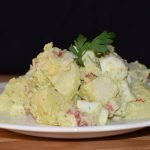 Ensalada fría de patata cocida y surimi FÁCIL