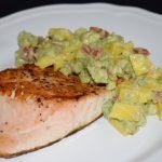 Salmón a la plancha con ensalada de mango y aguacate