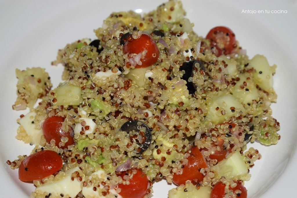 Ensalada rápida de quinoa al estilo griego