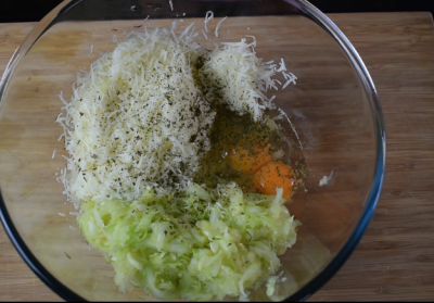 preparar la masa de las hamburguesas de calabacin